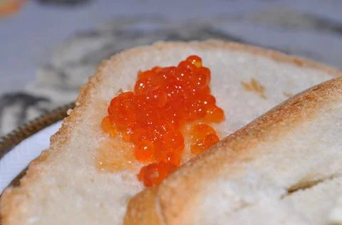 White bread on a plate with red caviar Foto stock