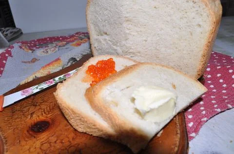 White bread on a plate with red caviar Stock-Fotos