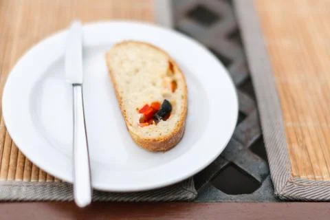 White bread slice on a white plate with a knife Foto stock