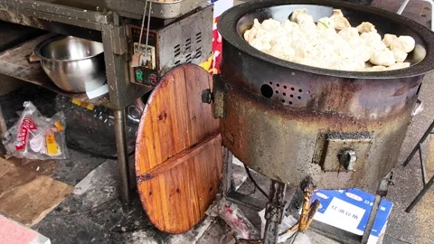 White Breakfast Buns Cook on a Round Griddle in Shanghai Vidéo 340176994