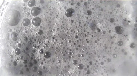 White bubbles on the beer Vídeos de archivo 47974373