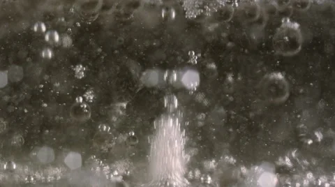 White bubbles descending and foam ascending on black background, close up Video stock 62405917