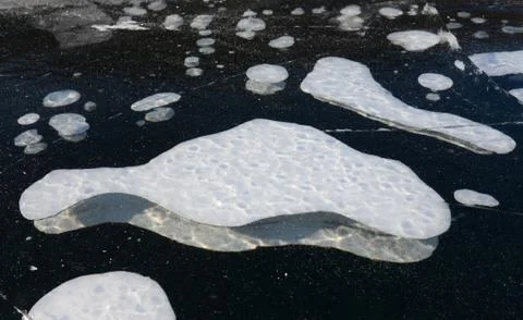 White bubbles in the ice of Baikal Foto stock