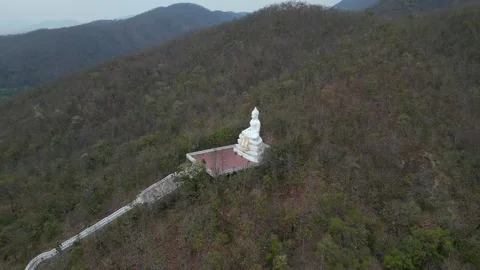 White Buddha Statue Overlooking Mountain Landscape in Mae Hong Son, Pai, Video stock 335600551
