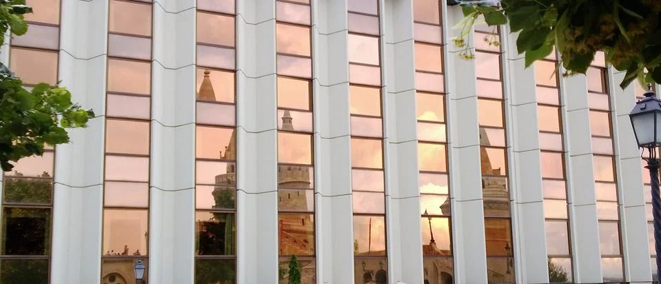 White building reflection over the windows during sunset Foto stock