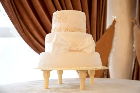 White cake with bow 库存照片