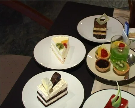 White Cake With Fruit Topping 스톡 동영상 512740