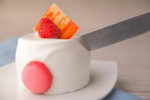 White cake with raspberry and knife Stock Photos