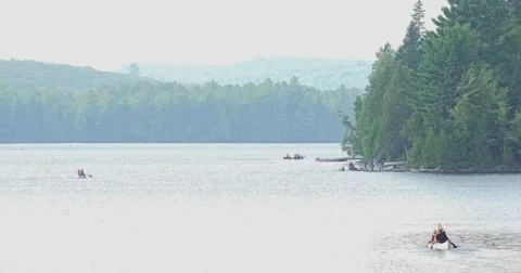 White canoe with three paddlers Vidéo 54023786