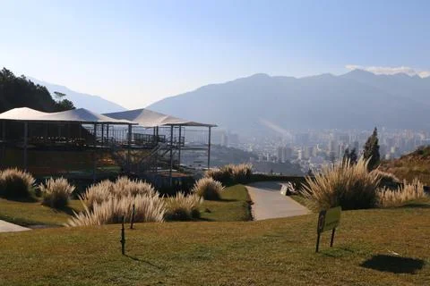 White canopy activity structure in a hillside park with city and mountains .. Foto stock