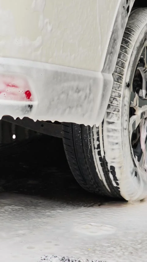 White car covered in soap during car wash Vidéo 310408825