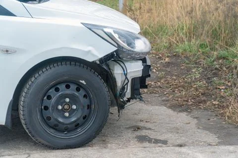 A white car without a front bumper Fotos Stock