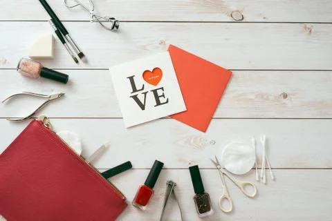 White card with a pattern in the form of heart, Manicure set and nail polish  Foto stock