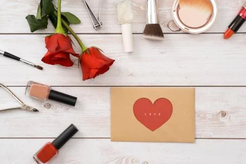 White card with a pattern in the form of heart, Manicure set and nail polish  Foto stock