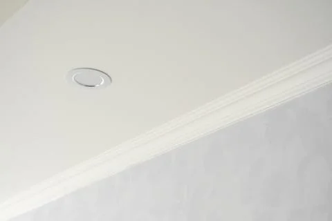 White ceiling with a white plinth in a room with gray painted walls. Decoration 스톡 사진