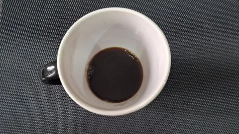White ceramic mug filled with dark aromatic black coffee liquid Stock-Fotos