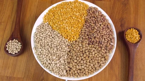 A white ceramic plate with assorted Indian pulses rotating on a turntable Vídeos de archivo 162291340