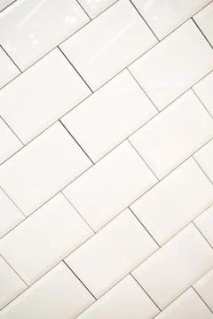 White ceramic rectangular tiles in diagonal form with black filling 库存照片