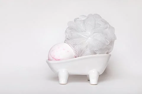 White ceramic tray with soap dish, washcloth and bomb scented bathing foam. C Foto stock