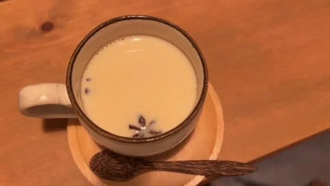 White Chai Latte in a Mug 스톡 동영상 339150098