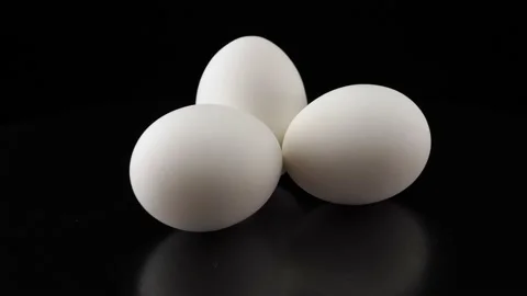 White chicken egg close up on black background Vídeos de archivo 140788633