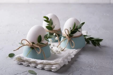 White chicken eggs with easter decor on a white napkin. Home decor trend Foto stock