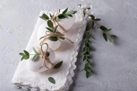 White chicken eggs with easter decor on a white napkin. Home decor trend Foto stock