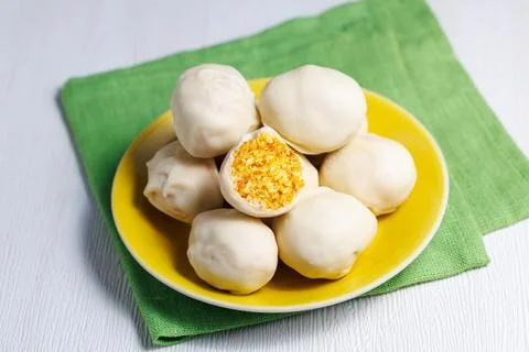 White chocolate easter eggs with orange dried apricot filling. Sweet candy eggs Foto stock