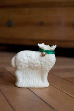 A white chocolate sheep with a missing head Foto stock