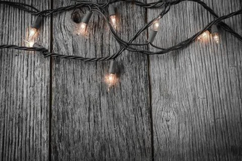 White christmas tree lights with rustic wood background Foto stock