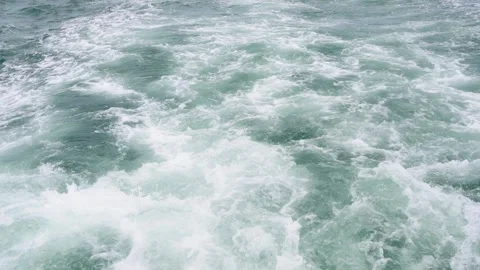 White churning foam and bubbles in the turquoise water trail behind a movin.. 库存影片 342250541