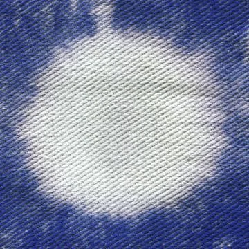 White circle painted on blue textile. Illustrazione stock