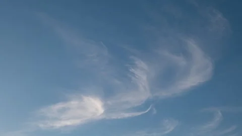 White Cirrus Clouds in Blue Sky (Timelapse) 스톡 동영상 316894346