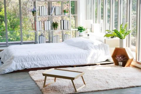 White clean sheet bed with pillows and blanket in modern trendy decoration .. Foto stock