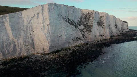 White Cliffs of Dover with English Channel and Pebbled Beach Vidéo 296525909