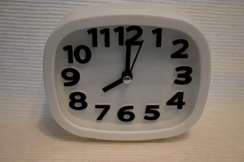 White clock showing 8 o’clock Stockfoto's
