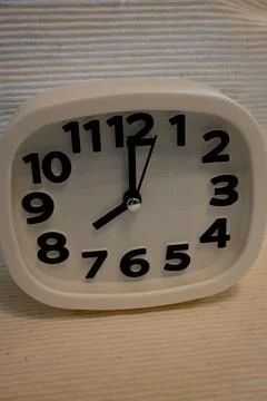 White clock showing 8 o’clock Fotos Stock