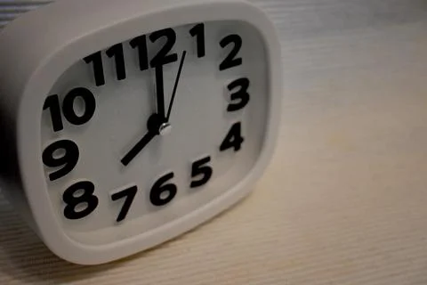 White clock showing 8 o’clock Fotos Stock