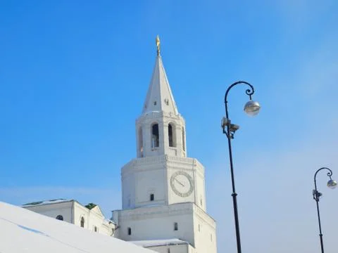 White clock tower against the blue sky. Foto stock
