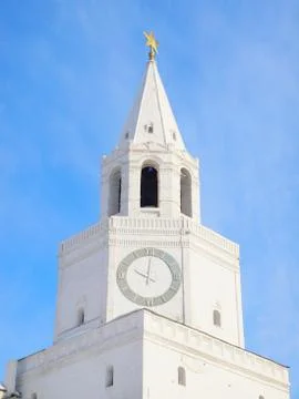 White clock tower against the blue sky. Foto stock