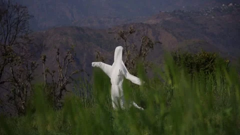 White cloth scarecrow on mountainside at dusk in Nepal Vídeos de archivo 342334682