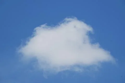 White cloud alone in the blue sky Foto stock