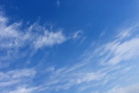 White cloud and blue sky. Above is blue azure, bottom bright cloud. Celestial Foto stock