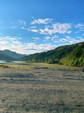 White cloud and blue sky mountain water travel river forest Stockfoto's