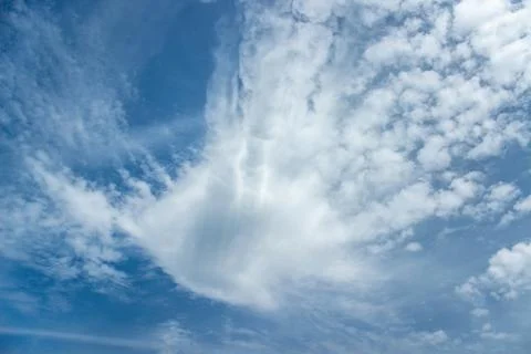 White cloud with blue sky background. Particle mammatus clouds Foto stock