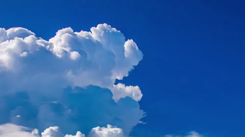White Cloud Building in Blue Sky Timelapse Vídeos de archivo 320148691
