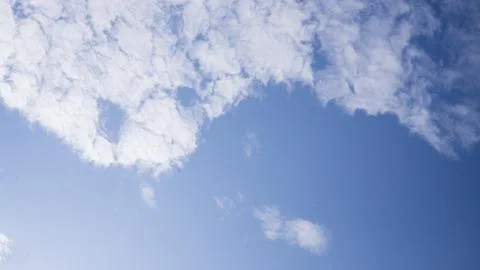 White Cloud Formation On Clear Blue Sky Background Stock-Fotos