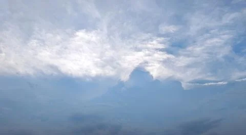 White Cloud Layers in Clear Blue Sky Stock-Fotos