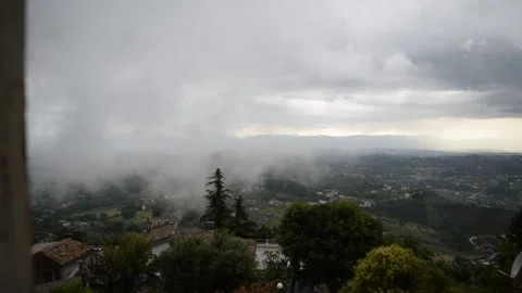White cloud passing and touching the roofs of the hilltop town of Veroli, Italy Vídeo Stock 133339724