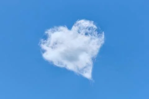White cloud in the shape of a heart against a blue sky. Foto stock